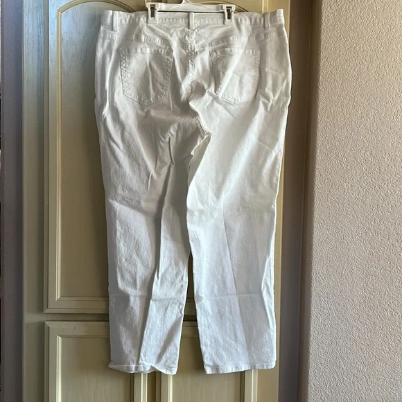 20w Gloria Vanderbilt white Amanda jeans. New without tags. Never worn. - Picture 2 of 5